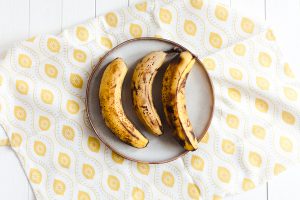 bananes et pruneaux caramélisés